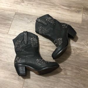 Pre-loved, black cowgirl boots w/floral embroidery